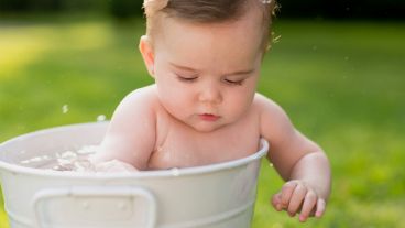 Bañar y mojar los bebés con frecuencia y evitar que se expongan al sol.