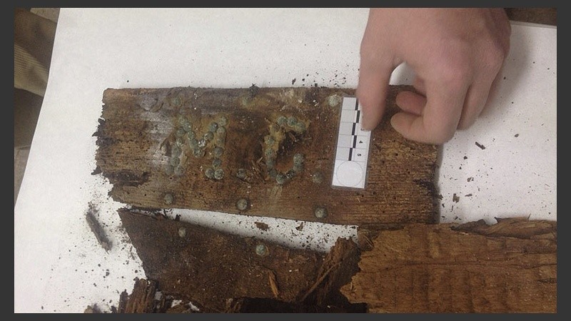 Un féretro de madera con las letras M.C. fue hallado en el lugar de la búsqueda.