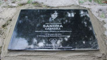 La placa que señala: "Aquí fue asesinada Sandra Cabrera"