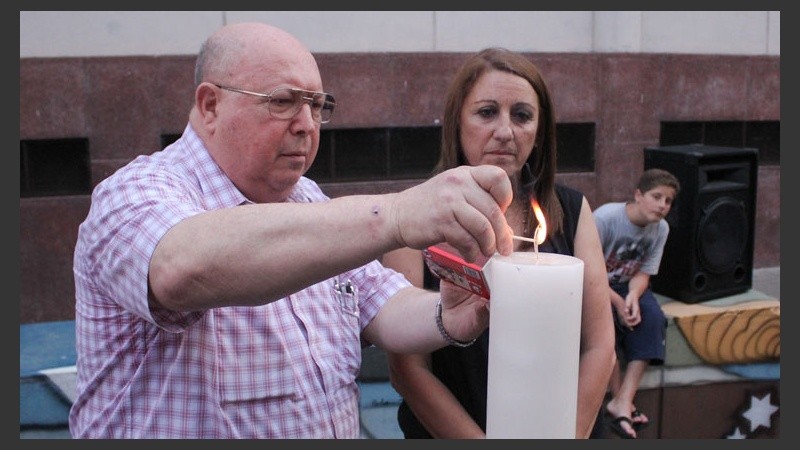 Un representante de la Delegación de Asociaciones Israelitas Argentinas (DAIA) y Mónica Fein encienden una vela.
