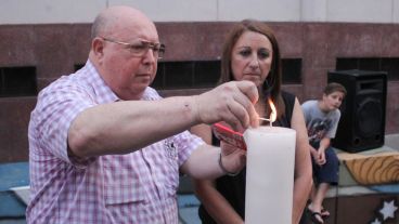 Un representante de la Delegación de Asociaciones Israelitas Argentinas (DAIA) y Mónica Fein encienden una vela.