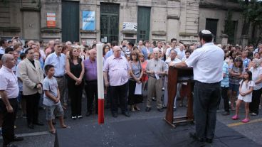 El acto fue organizado por kehilá Rosario, Delegación de Asociaciones Israelitas y  Unión Sionista Argentina de Rosario.