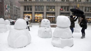 Varios muñecos de nieve fueron armados en el centro de la ciudad.