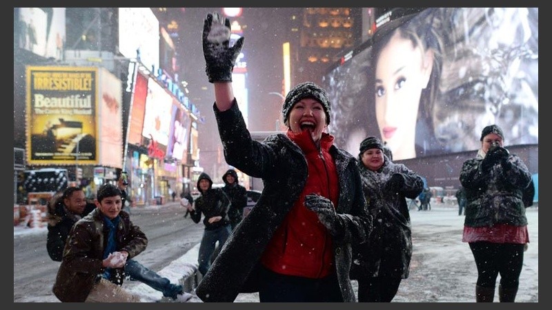 Un grupo de turistas se divierten en Times Square.
