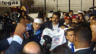 El jefe de la barra de All Boys le regaló una camiseta a Maduro.
