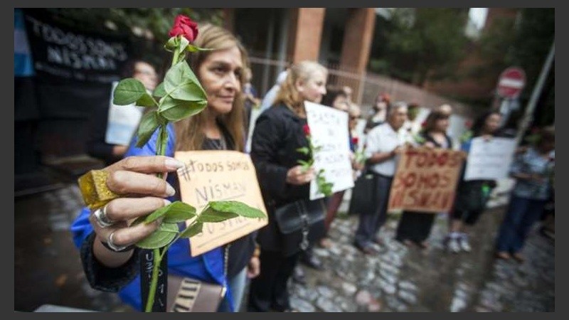 Vecinos reclamaban justicia en el velatorio de Nisman.