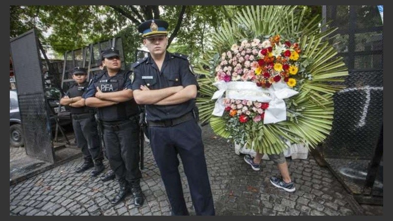 Férrea custodia policial frente a la casa velatoria.