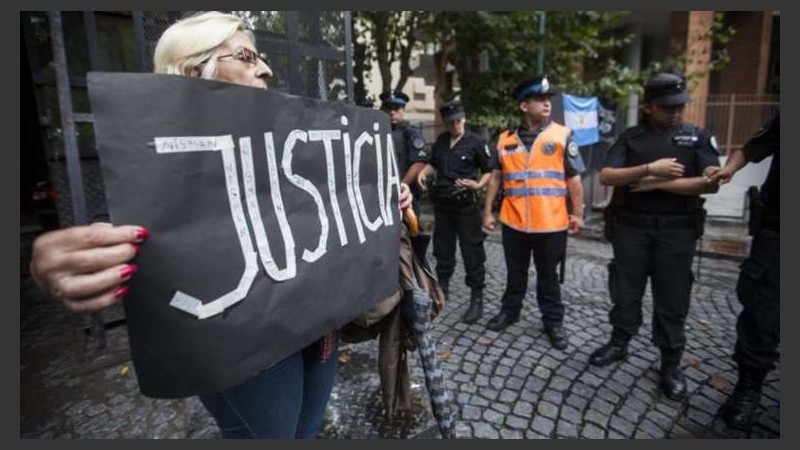 Un cartel en demanda de justicia frente al velatorio del fiscal.