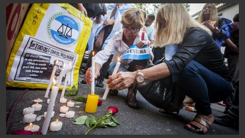 Vecinos reclamaban justicia en el velatorio de Nisman.