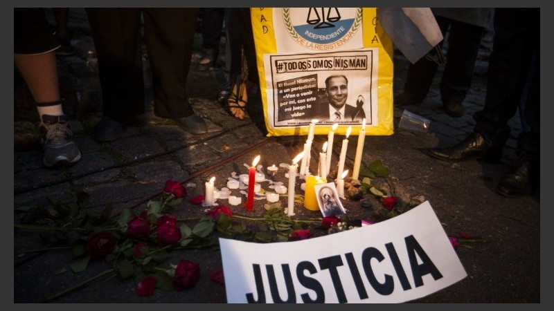 Vecinos reclamaban justicia en el velatorio de Nisman.