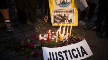 Vecinos reclamaban justicia en el velatorio de Nisman.