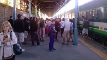 Los pasajeros seguían esperando la salida del tren a Buenos Aires.