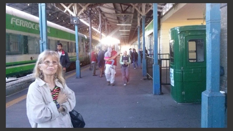Los pasajeros seguían esperando la salida del tren a Buenos Aires. 