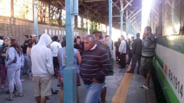 Los pasajeros seguían esperando la salida del tren a Buenos Aires.