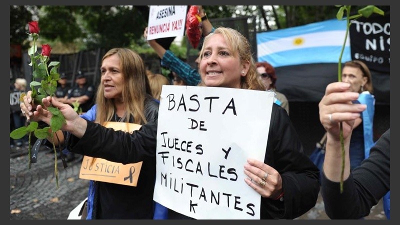 Algunas personas se acercaron con carteles expresando su descontento.