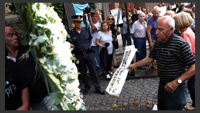 Un hombre desarma la corona enviada por la procuradora Alejandra Gils Carbó.