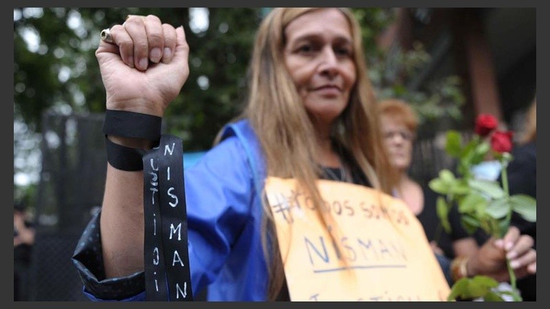 En la puerta de la cochería fúnebre, muchos pidieron justicia.