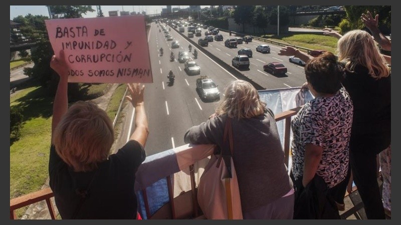 En el camino, vecinos con pancartas aplaudían el paso del cortejo y se manifestaban contra el gobierno.