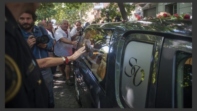 Lágrimas y aplausos en el paso del cortejo. 