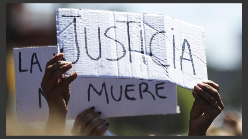 El vehículo con el féretro fue recibido con aplausos y cárteles.