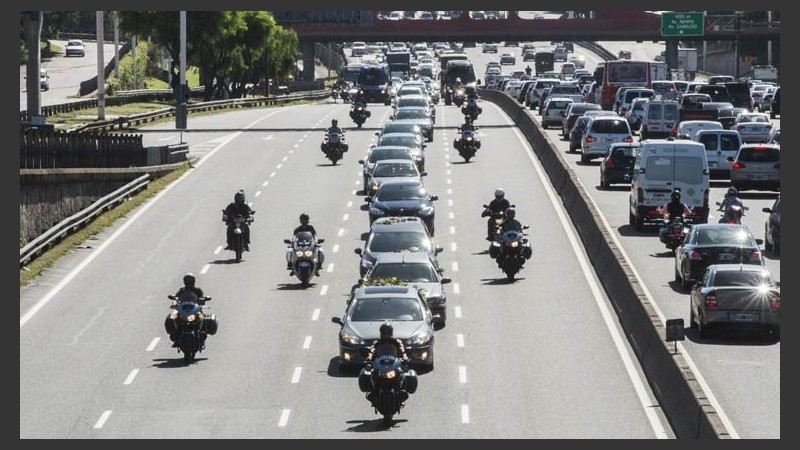 El cortejo fúnebre pasó por la avenida General Paz y terminó en el cementerio Israelita de la Tablada.