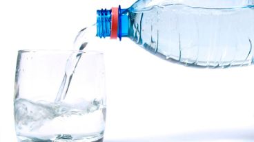 Todo el año es importante hidratarse, pero en verano es esencial beber al menos dos litros y medio de agua por día.