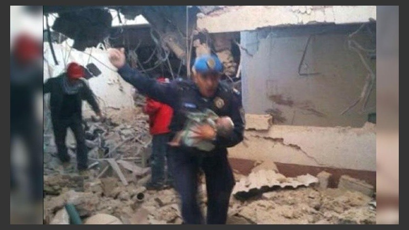Rescate heroico a bebé entre los escombros. 