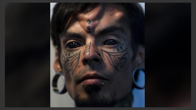 El colombiano Carlos Dehaquiz es especialista en la modificación del cuerpo a través de implantes.