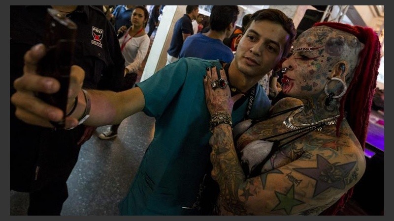 La mexicana sacándose una foto con un admirador.