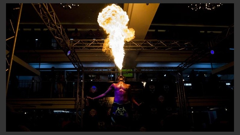 En la excéntrica feria hubo varios artistas que mostraron sus habilidades.