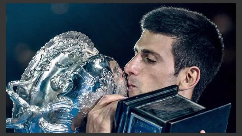 Novak Djokovic con el trofeo del primer Grand Slam del año