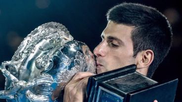 Novak Djokovic con el trofeo del primer Grand Slam del año