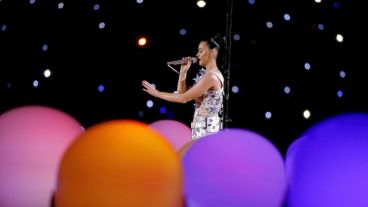 La cantante de música pop rodeada de grandes bolas de colores.