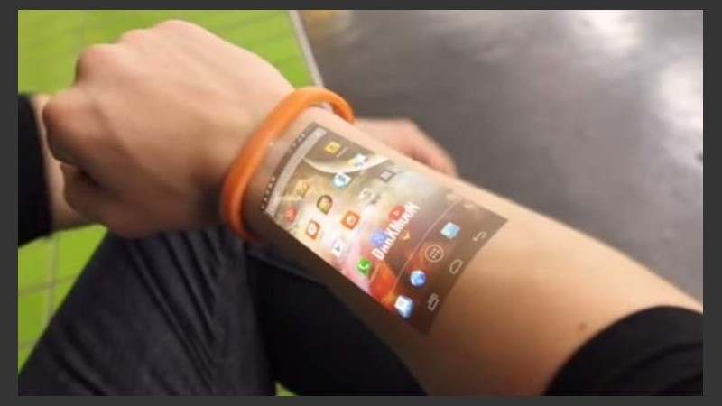 Con un movimiento de muñeca se activa el holograma.