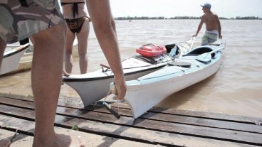 Para meter el kayak al agua se necesita de al menos dos personas para facilitar la tarea.