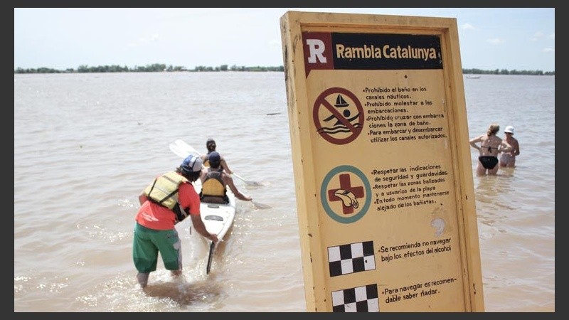 Un cartel advierte de los peligros y las normas en la zona costera.