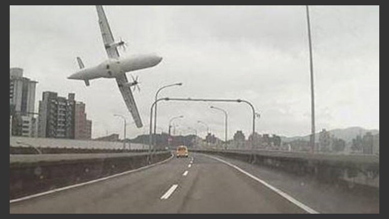 El momento exacto en el que cae el avión. 