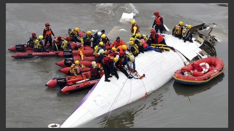 El rescate de las víctimas en el río de Taipei. 