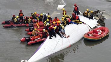 El rescate de las víctimas en el río de Taipei.
