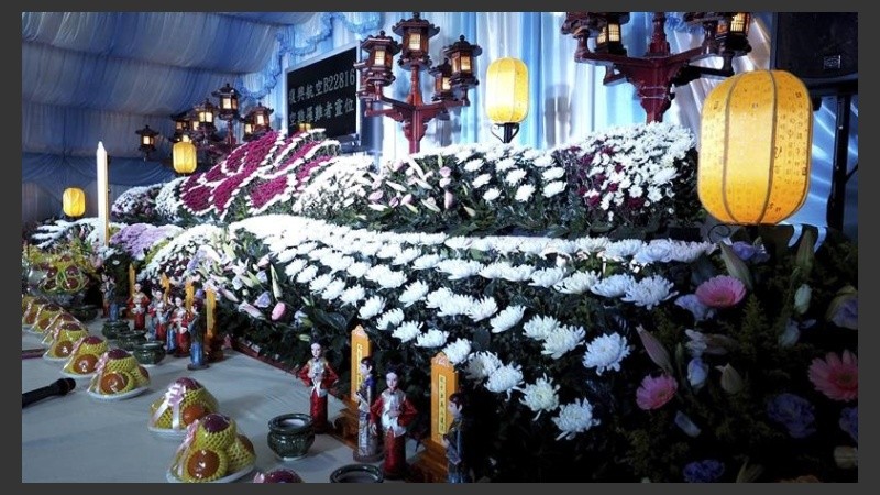 Velas y ofrendas florales en Taipei por las víctimas. 