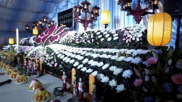 Velas y ofrendas florales en Taipei por las víctimas.