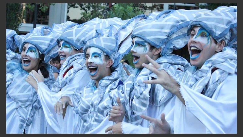 Los murgueros uruguayos impusieron su tradicional canto.