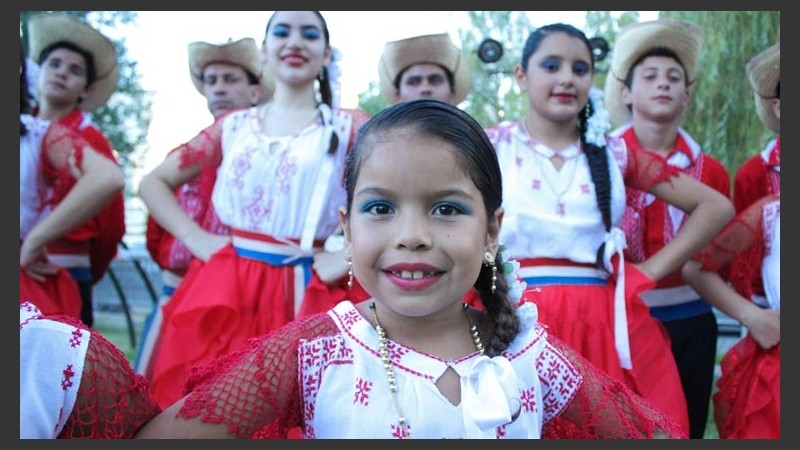 Un grupo de chicos posan ante la cámara.