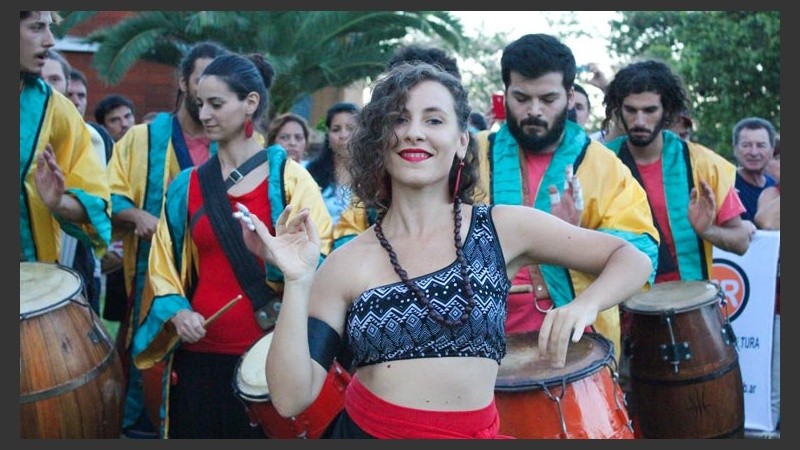 Tambores y bailarinas le pusieron color y movimiento a la tarde/noche del jueves.