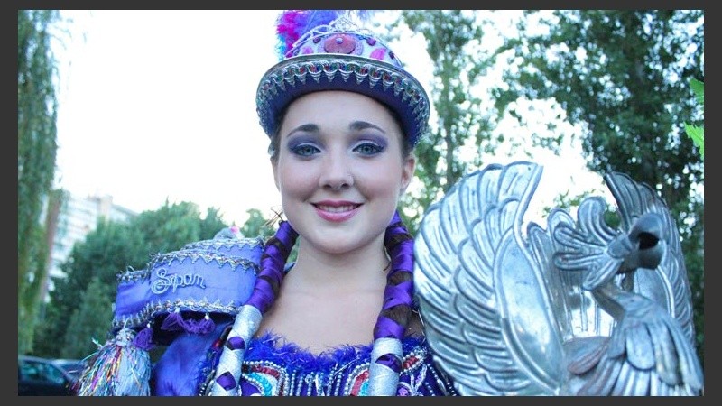 Una joven preparada para el carnaval.