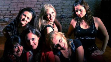 A las 22, "Monólogos up". Cinco actrices presentan humor cotidiano. Dirección: C. Carozza y C. Piccinini En Berlín Café bar, Pje Fabricio Simeoni 1128.
