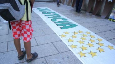Una pancarta con 22 estrellas pidiendo justicia.