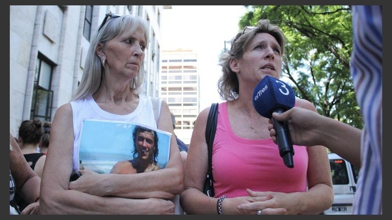 Dos madres de víctimas hablando con el móvil del noticiero de Canal 3.