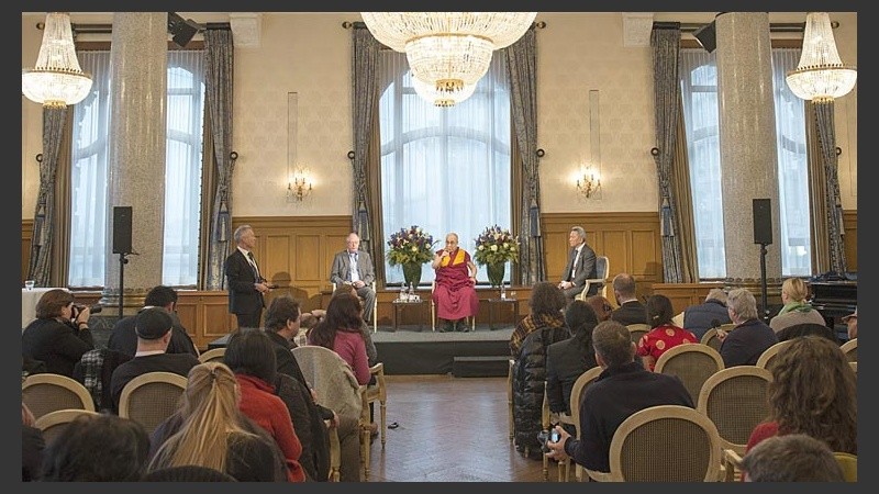 El Dalai Lama en una conferencia de prensa en su llegada a Suiza.