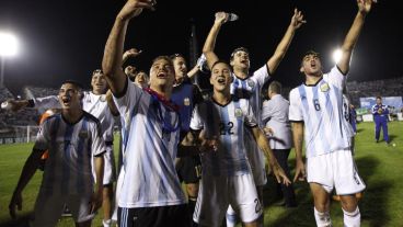 A puro festejo. La Selección Nacional derrotó 2 a 1 a la Celeste en Montevideo.